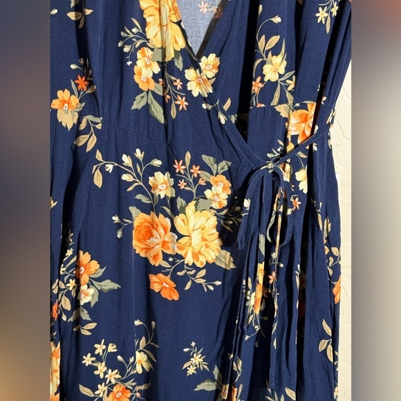 Old navy.‎ Mini wrap dress. Navy/floral. Size: Small - Picture 5 of 8